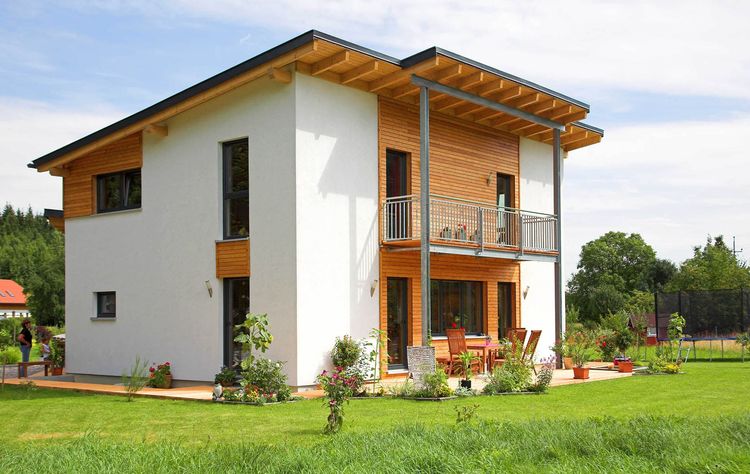 Modernes Einfamilienhaus mit Pultdach, Putzfassade, überdachtem Balkon und Terrasse