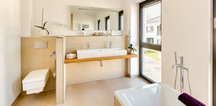 NORDHAUS Helles und modernes Badezimmer mit freistehender Badewanne - Hausbau made im Bergischen