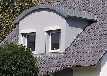 Graues Dach mit Rundgaube