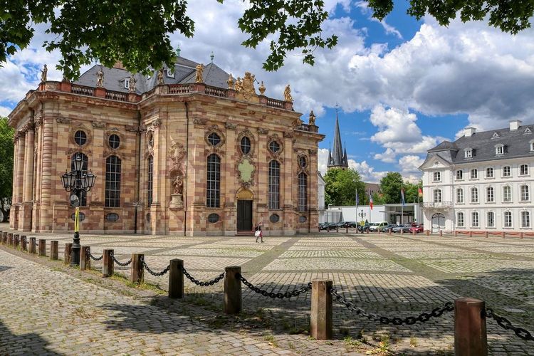 Blick auf die Ludwigskirche und den Vorplatz in Saarbrücken