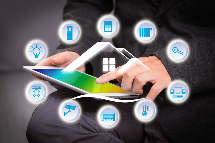 Ein Mann reguliert sein Smart Home über ein Tablet