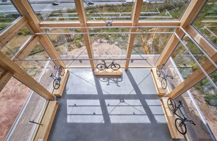 Blick von oben auf den Innenbereich des von Sonnleitner gebauten Concept Stores des Fahrradherstellers STORCK, hier sieht man die komplexe Holzkonstruktion deutlich