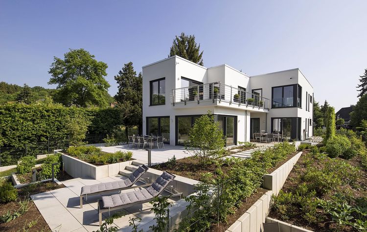 Modernes Flachdach Haus mit Garten von FingerHaus.