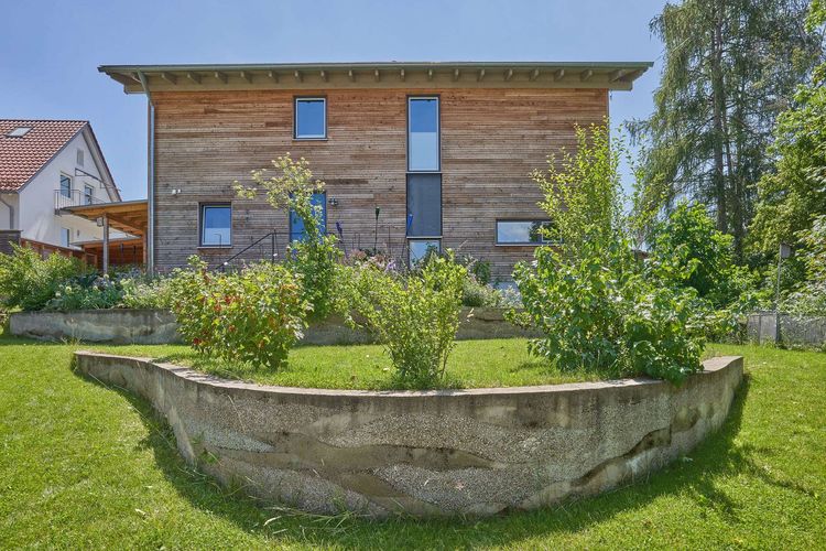 Modernes Holzhaus mit Lärchenholzfassade und Fassadenplatten in anthrazit