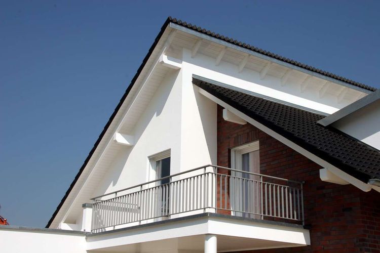 Haus mit weißer Dachuntersicht aus Holz 