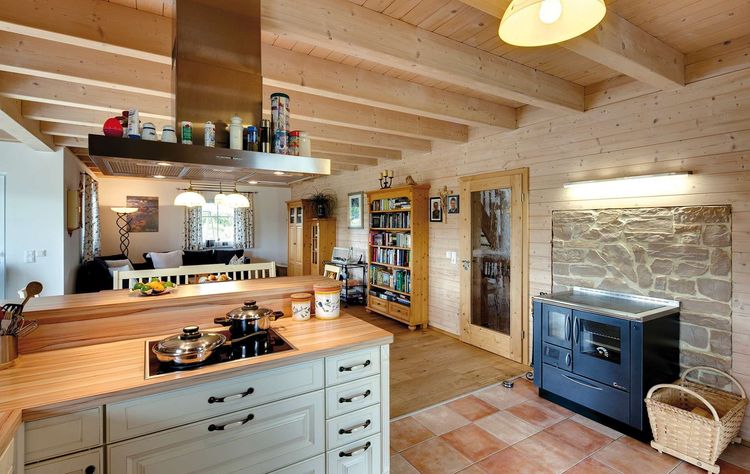 Die Landhausküche des modernen Holzhauses in mediterranem Stil mit mineralischem Außenputz