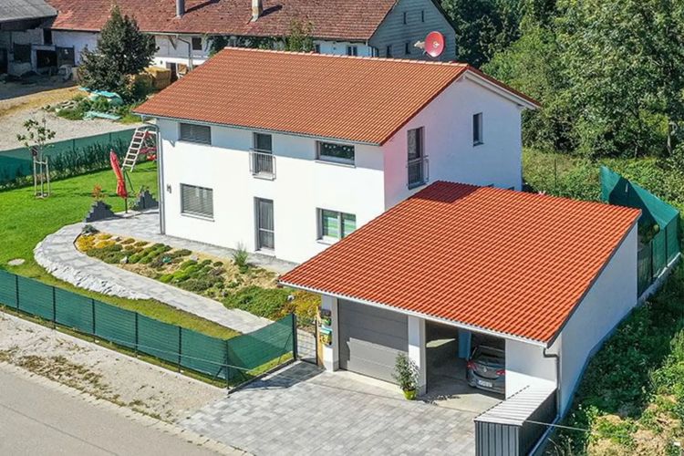 Großzügiges Einfamilienhaus mit Satteldach und Doppelgarage