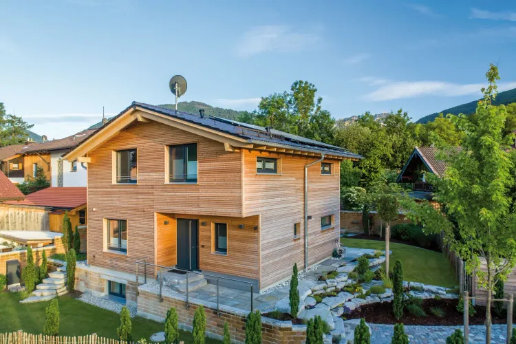 Klimafreundlicher Neubau: umweltfreundliches Fertighaus aus Holz in Grünanlage