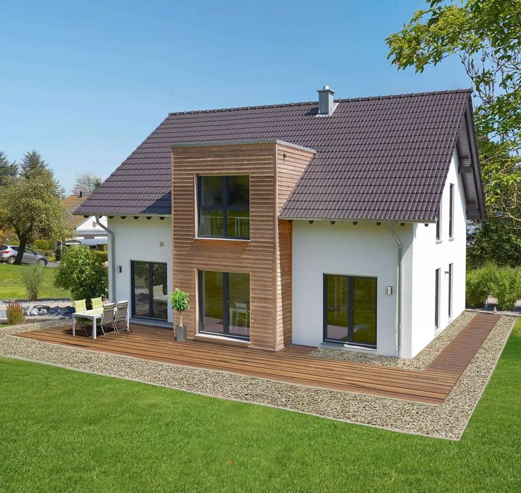 Einfamilienhaus mit Satteldach, Zwerchhaus und Holzterrasse