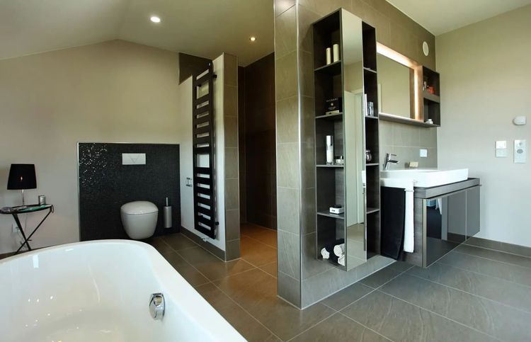 Modernes Badezimmer mit dunklen Fliesen, offener Dusche und edler, schwarzer Einrichtung