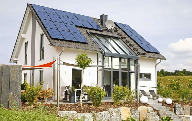 Partner Haus Einfamilienhaus mit Schleppdach und Photovoltaik-Anlage