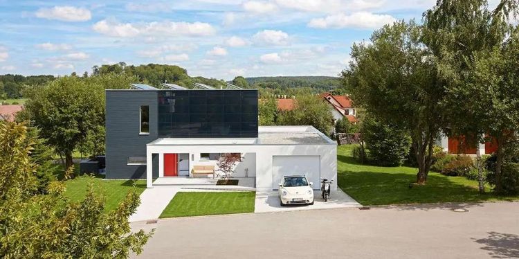 Modernes Kubushaus im Bauhausstil mit Flachdach, Garage und schwarz-weißer Putzfassade