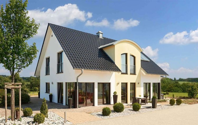 Modernes Fertighaus von Hanse Haus mit Satteldach und Zwerchhaus