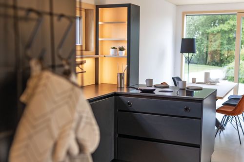 Die Küche des Musterhauses in innovativer Modulbauweise aus Holz, Musterhaus im Musterhauspark Ortenburg