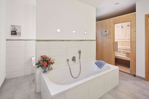 Badezimmer mit integrierter Sauna.
