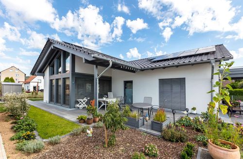 Moderner Bungalow als Effizienzhaus mit Satteldach, Garten und Terrasse