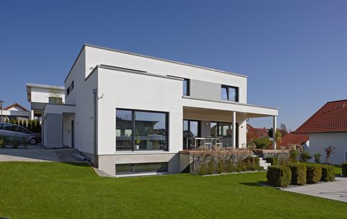 Modernes Holzhaus im Bauhausstil mit mineralischem Außenputz und Flachdach