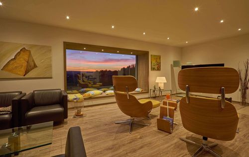 Das Wohnzimmer des modernen Bungalows aus Holz im Bauhausstil mit mineralischem Außenputz