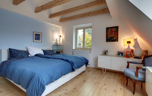 Das Schlafzimmer des modernen Anbaus aus Holz mit mineralischem Außenputz