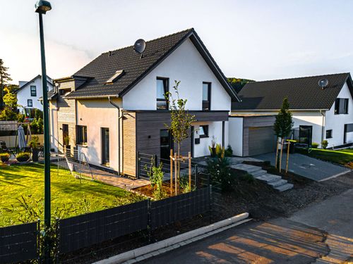 Modernes Einfamilienhaus mit Doppelgarage