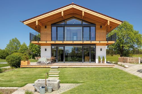 Modernes Fertighaus in Holzbauweise mit Satteldach, Balkon und Terrasse