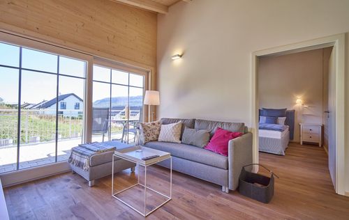 Ein Wohnzimmer der großzügigen Appartements in wohngesunder Massivholzbauweise mit hochwertiger Ausstattung