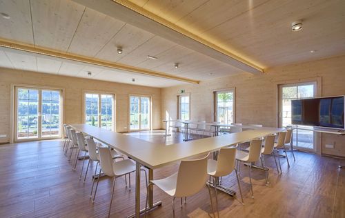 Konferenzraum der großzügigen Appartements in wohngesunder Massivholzbauweise mit hochwertiger Ausstattung