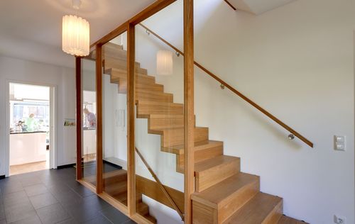 Die Treppen des Modernen Holzkubuses am Hang mit Holzfassade