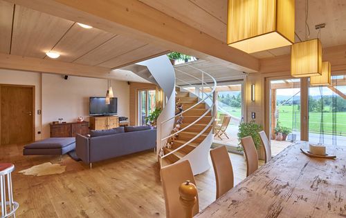 Die Treppe in der modernen Tierheilpraxis und dem wohngesunden Privathaus in Holzbauweise verbindet die einzelnen Wohnungen miteinander