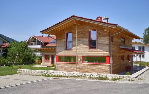 Modernes Holzhaus mit durchgängiger Holzfassade, Nebengebäude mit Büro im Chiemgau