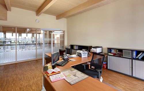 Die Büros des Modernen, zweigeschossigen Kundenzentrums der Firma Unterreiner aus Holz mit hohem Glasanteil bieten eine wohngesunde Atmosphäre