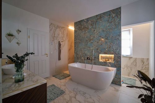 Das Badezimmer mit freistehender Badewanne des modernen Holzhauses in mediterranem Stil