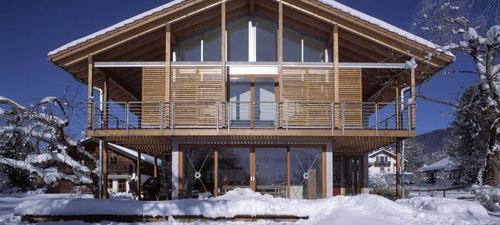 Modernes Alpenhaus in Fertigbauweise