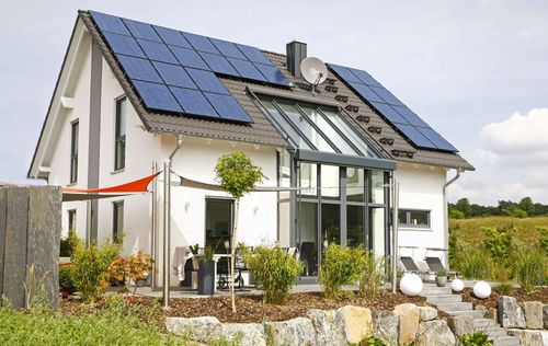 Einfamilienhaus mit Satteldach, Photovoltaikanlage und weißer Putzfassade