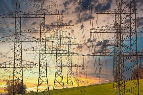 Strommasten auf einem Feld, die neben Strom auch Elektrosmog produzieren. (Bild : pixabay © analogicus)
