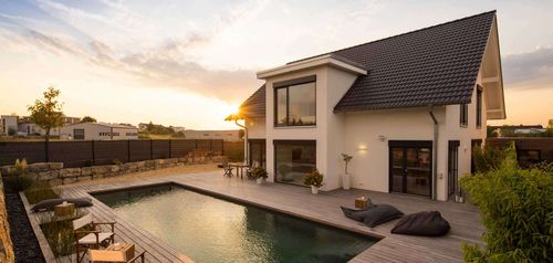 Modernes Einfamilienhaus mit Garten und Pool