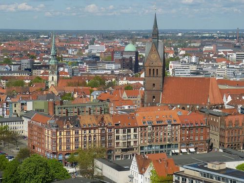 Luftansicht der Hannover Innenstadt mit Kirchturm