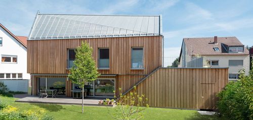 Modernes Fertighaus mit Satteldach und Holzfassade