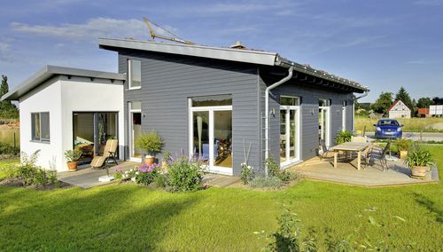 Modernes Kompakthaus mit Pultdach und Terrasse
