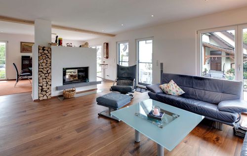 Das Wohnzimmer des modernen Stadthauses aus Holz mit mineralischem Außenputz und Loggia