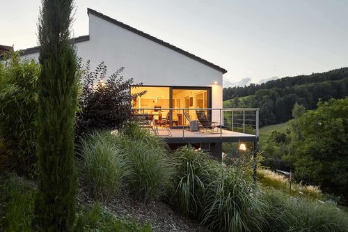 Modernes Einfamilienhaus mit Pultdach und Terrasse