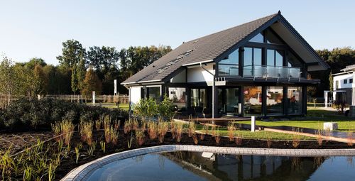 Nachhaltiges Designhaus mit Satteldach und großem Garten