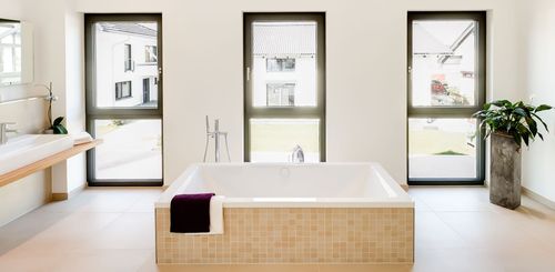 NORDHAUS Wellnessoase im Eigenheim mit freistehender Badewanne und großen Fenstern für viel Tageslicht - Hausbau made im Bergischen