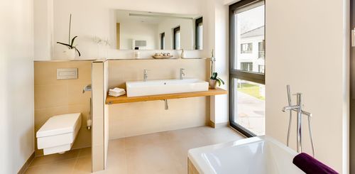 NORDHAUS Helles und modernes Badezimmer mit freistehender Badewanne - Hausbau made im Bergischen
