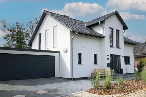Modernes Fertighaus Einfamilienhaus mit Satteldach, Zwerchhaus und Garage