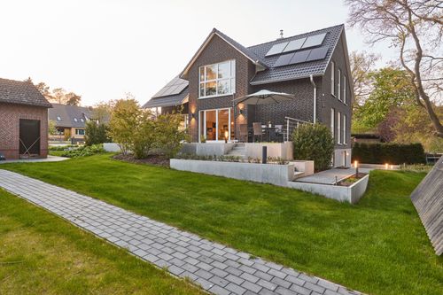 Modernes Einfamilienhaus mit Garten und Terrasse