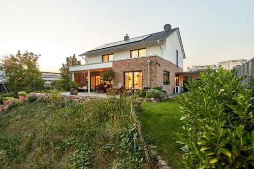 Modernes Gussek Einfamilienhaus mit Satteldach, verklinkertem Kubuserker und überdachter Terrasse