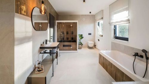 Modernes Badezimmer mit Badewanne und Indoor-Sauna