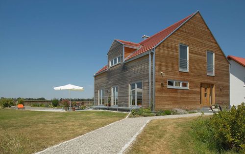 Modernes Holzhaus mit ergrauter Lärchenholzfassade, ohne Dachüberstand für schnelle und gleichmäßige Ergrauung