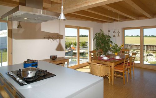 Die Küche des modernen Holzhauses mit ergrauter Lärchenholzfassade, ohne Dachüberstand für schnelle und gleichmäßige Ergrauung
